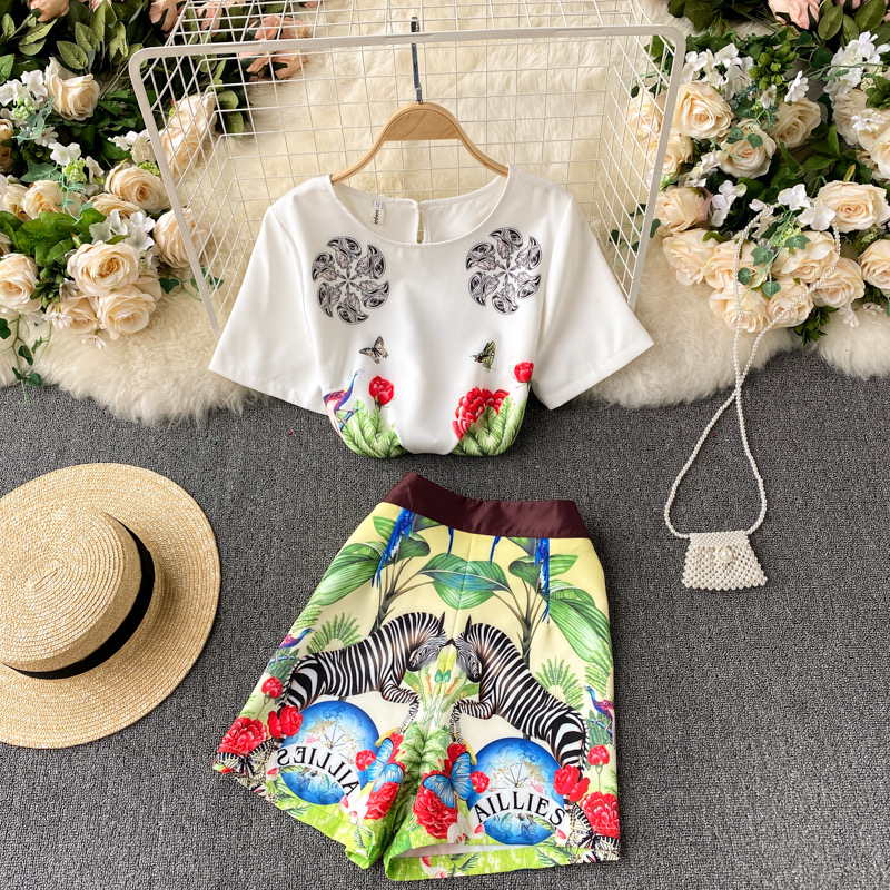 Fashion suit, new style, round neck, short sleeves, printed T-shirt top, high waist and wide leg shorts, 2 pieces