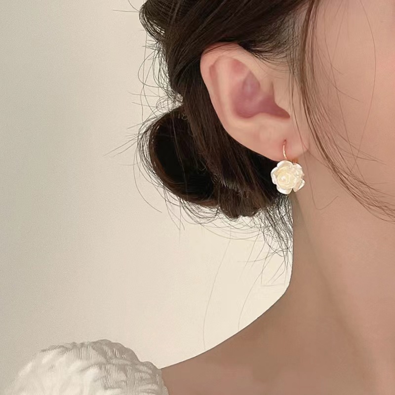 Vintage Fashion Summer Elegant Adcanced Sense Gold Color Earring White Camellia Flower Dangle Earrings For Women Party Jewelry