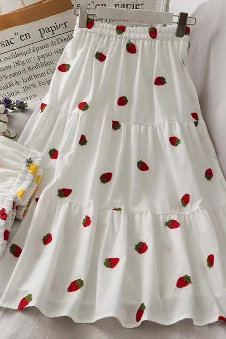Sweet wind, strawberry embroidery stitching in the long skirt, elastic waist A line big skirt