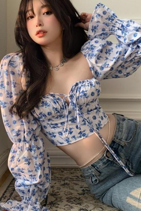 Fashionable, printed square neck shirt, puffy sleeves, strappy short crop top
