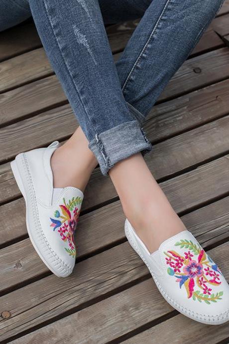 Ethnic style, new , lazy embroidered shoes, casual comfortable small white shoes