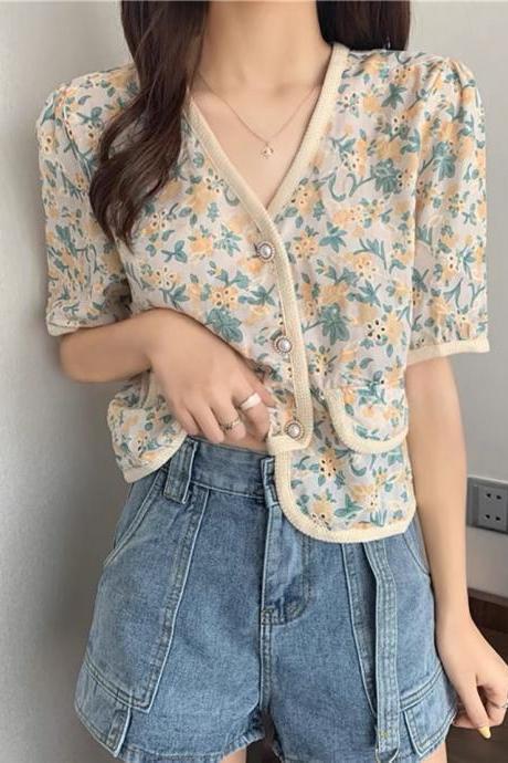 Vintage, embroidered floral short-sleeved shirt, loose short v-neck floral blouse